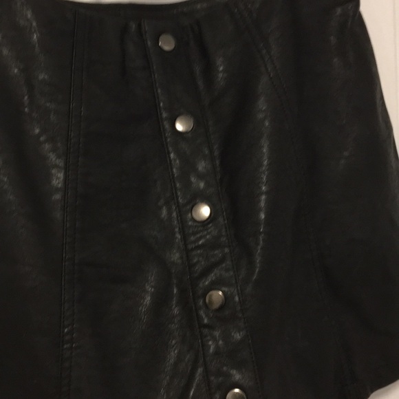 Fake leather short skirt - Picture 2 of 3